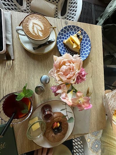 Thalvie Café & Bar atmosphere