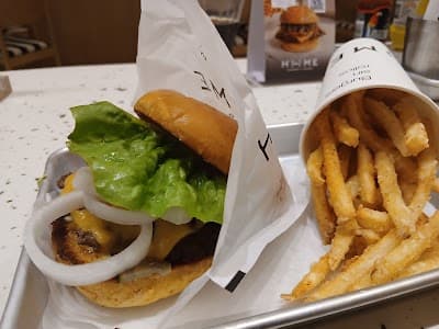 Home Burgers & Shakes atmosphere