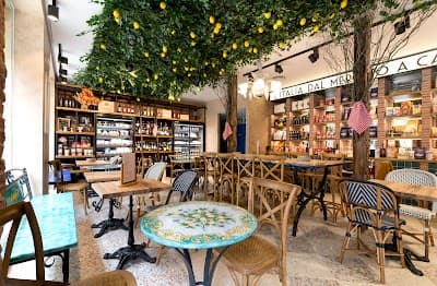 Interior of La Bottega di Davanti in Madrid