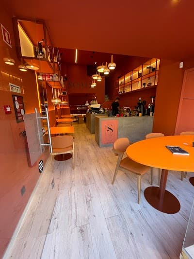 Interior of SoLo Brewing Coffee Lab in -172 Lisboa