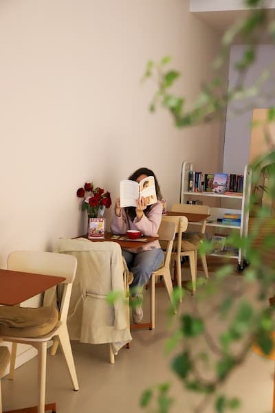 Interior of Elocuente Café & Libros in Barcelona