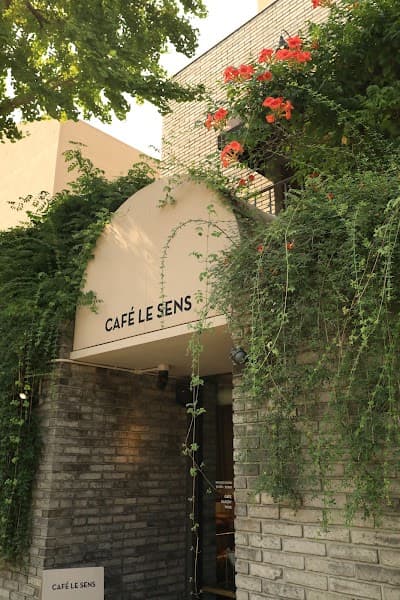 Interior of Cafe Le Sens in Seoul