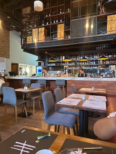 Cuatro Cocina Casual atmosphere