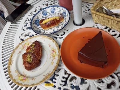 Les Amis Pastry Shop atmosphere