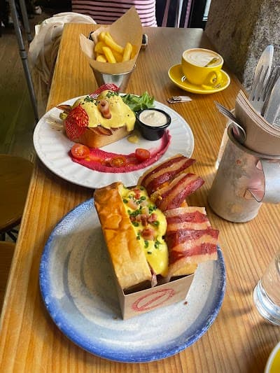 Frutas Prohibidas – Brunch y Café de Especialidad en Madrid atmosphere