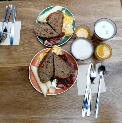 Lloyd Coffee Eatery - Brunch Antwerp atmosphere