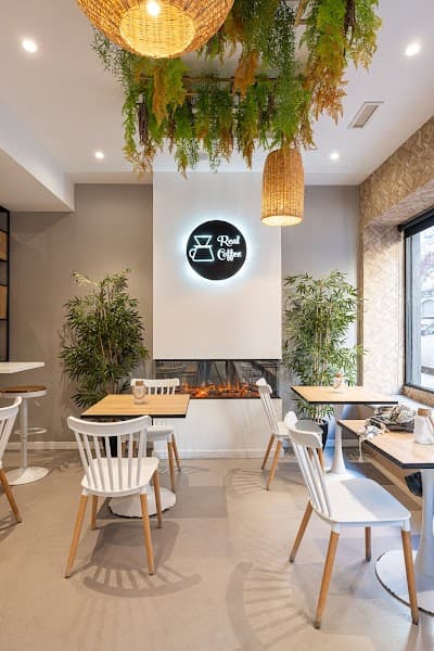 Interior of Real Coffee - Brunch en Chamberí Madrid in 1