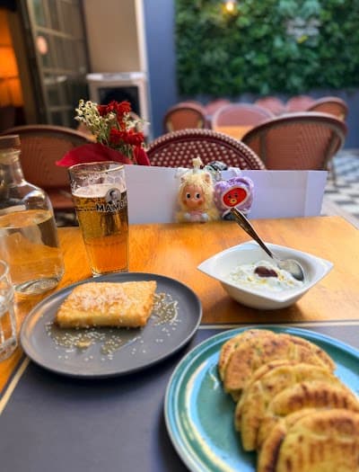 Plakaki Cafe atmosphere