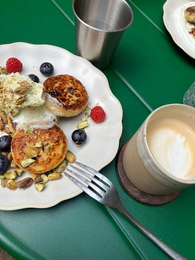 Rosi. Café & more | specialty coffee roasters | brunches & pastries atmosphere