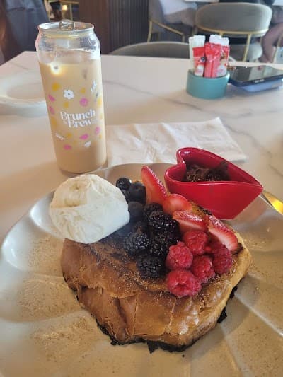 Brunch & Brew atmosphere