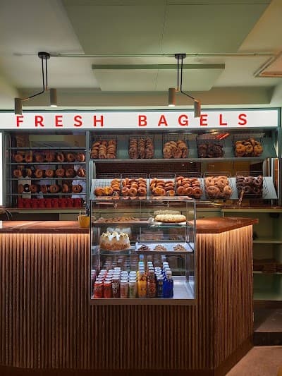 Interior of Mazál Bagels & Café – Ópera in Madrid