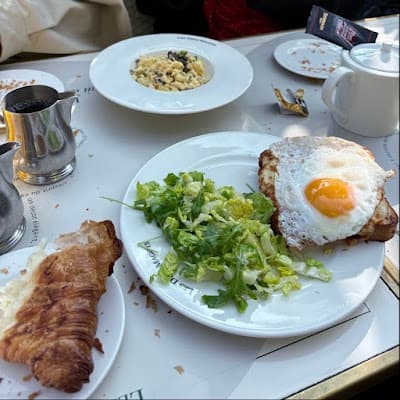 Les Deux Magots atmosphere