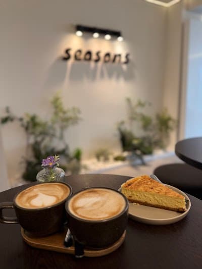 SEASONS Coffee & Lunch atmosphere