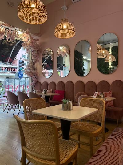 Interior of Lola Brunch & Coffee in -301 Lisboa