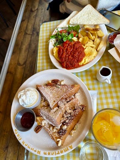 American Brunch Cafe atmosphere