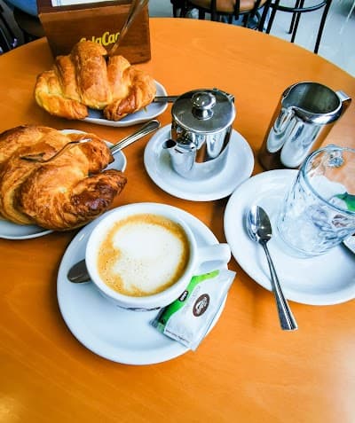 Panadería Cafetería Confitería Louro coffee