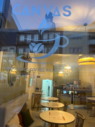 Interior of Canvas Speciality Coffee & Brunch in -422 Porto