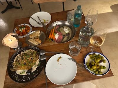 Maldita Barra / Cafeteria • Restaurant • Wine Bar atmosphere