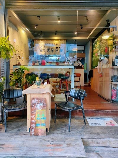Interior of 嗯哼咖啡食堂(Uh huh cafe) in Taipei City