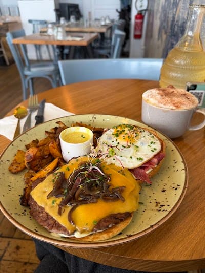 SAYLY BRUNCH & COFFEE atmosphere