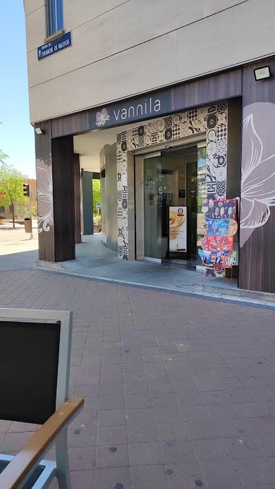 Interior of Vannila Pastelería Cafetería in Madrid