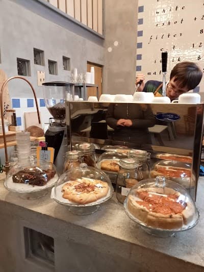 MTRM roast - specialty coffee micro roastery and showroom Budapest atmosphere