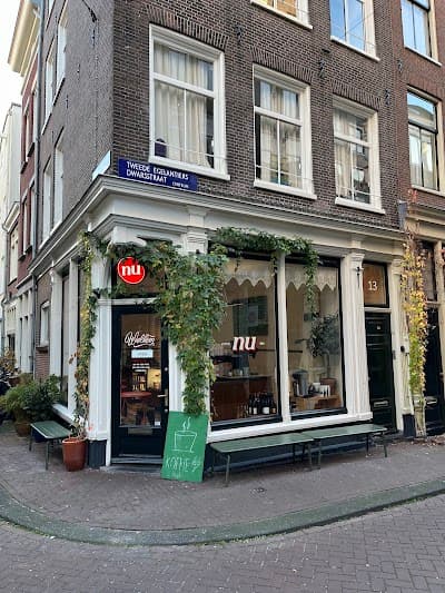 Interior of NU koffie & delicatessen in SB Amsterdam