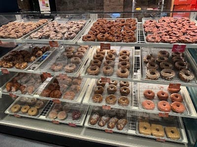 Interior of 49th Parallel Café & Lucky’s Doughnuts - McGill in QC H2Y 2H2