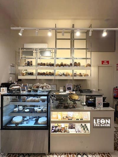 León the Baker atmosphere