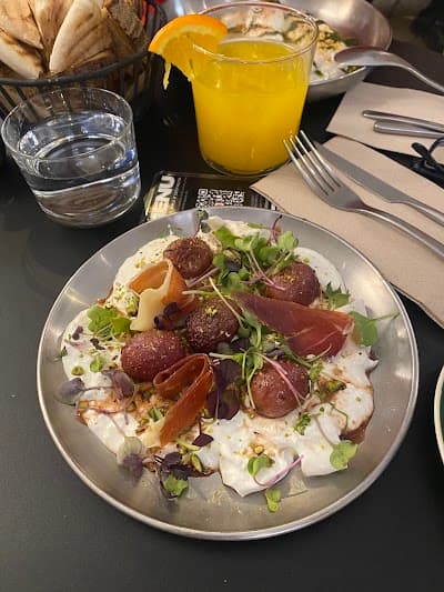 Pascal Specialty Coffee & Brunch atmosphere