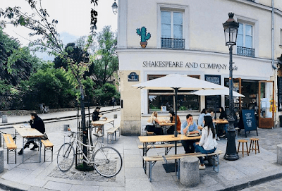 Shakespeare and Company Café atmosphere