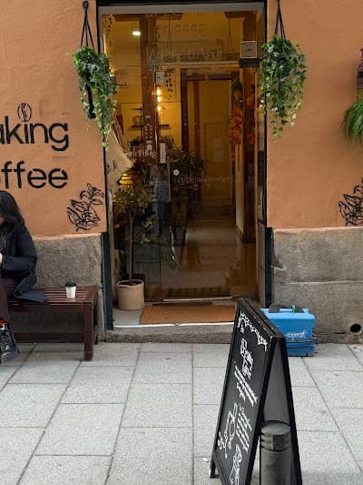 Interior of Breaking Coffee Specialty Coffee/ Café de especialidad in Madrid