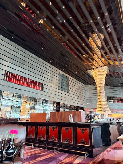 The Lounge & Bar | The Ritz-Carlton, Hong Kong atmosphere