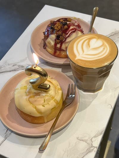 Candela Canela - Best Specialty Coffee & Cinnamon Rolls atmosphere