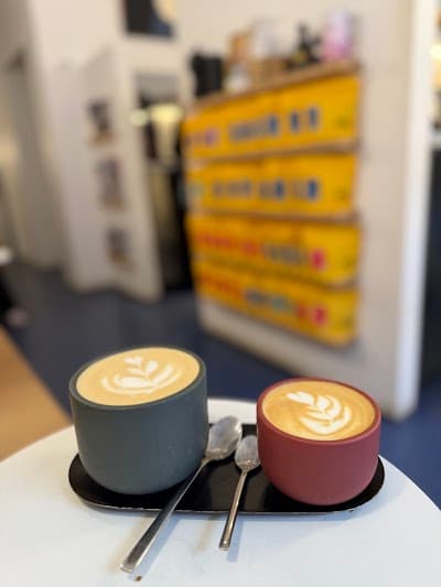 Hola Coffee Lagasca atmosphere