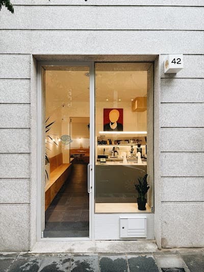 Interior of Hola Coffee Lagasca in Madrid
