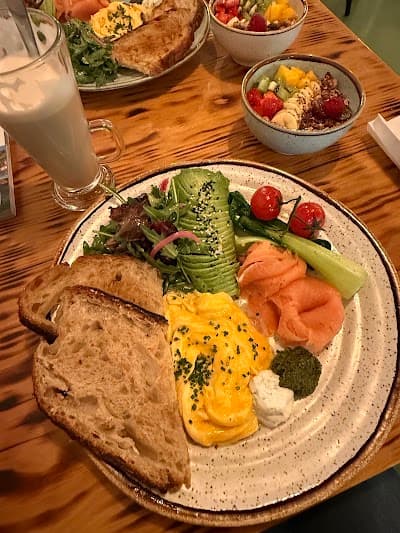 Flora Porto Brunch and Dishes atmosphere