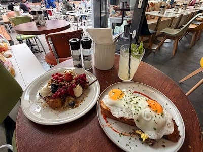 Florentin brunch atmosphere