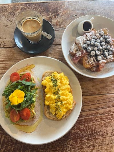 Nosh Brunch atmosphere