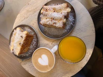Pan y Pepinillos Café atmosphere