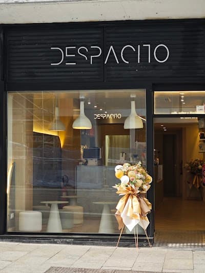 Interior of Despacito Specialty Coffee & Brunch - Café Especialidad in Madrid