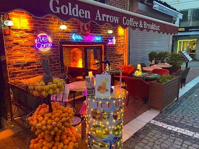 golden arrow breakfast coffee shop atmosphere