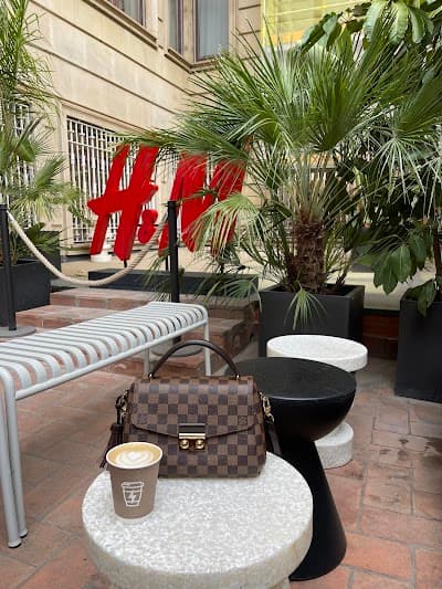 Interior of Syra Coffee | H&M in Barcelona