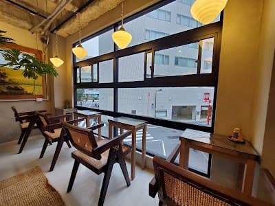 Interior of Mermaid Coffee Roasters Ikebukuro in Higashiikebukuro