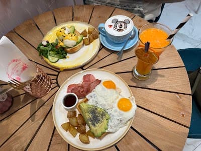 The Garden Brunch Café atmosphere