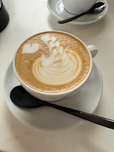 Man versus Machine Specialty Coffee Roasters & Ceremonial Grade Matcha atmosphere