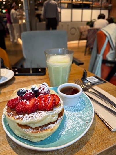 Lloyd Coffee Eatery Louise atmosphere
