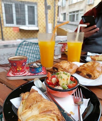 The Rabbit Hole Coffee Sultanahmet atmosphere