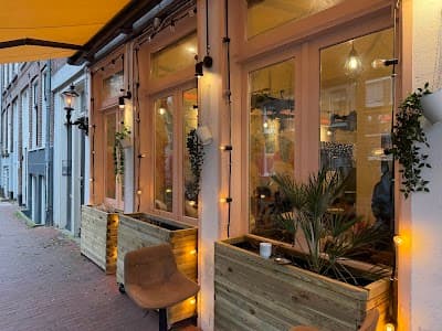 Interior of Harmani Coffee & Brunch in BP Amsterdam