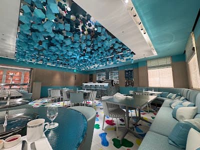 Tiffany Blue Box Café Taipei atmosphere